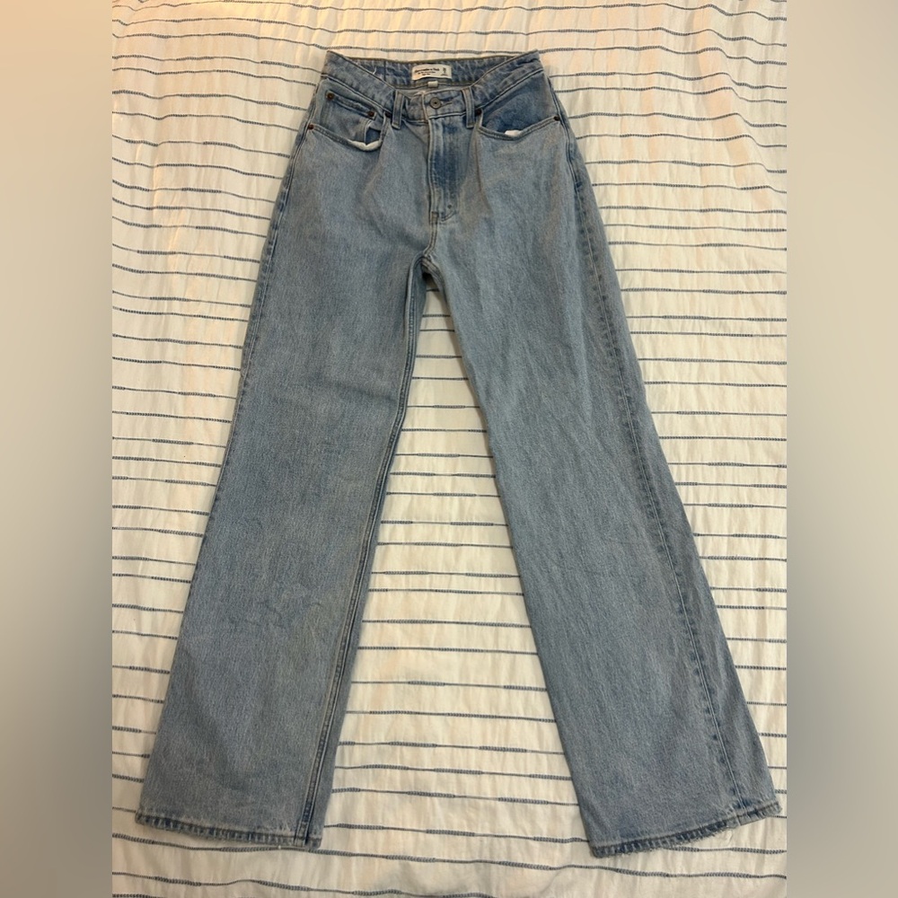 Abercrombie and Fitch High Rise 90s Relaxed Jean Curve Love